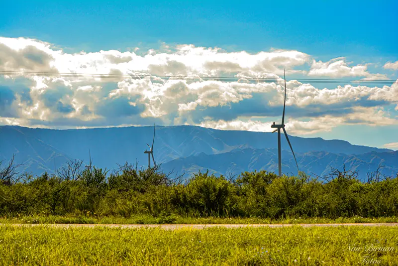 Ruta de San Luis con las sierras y los molinos de viento de fondo