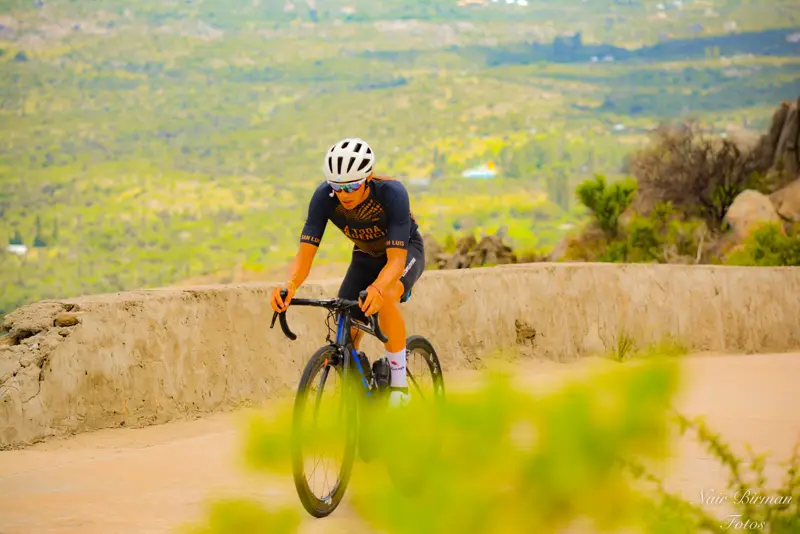Lautaro Ríos pedaleando por un camino de las sierras de San Luis